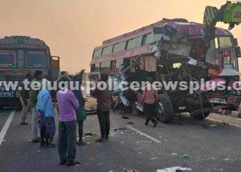 ఆగి ఉన్న ఇసుక లారీని ఢీ కొట్టిన ప్రవేట్ ట్రావెల్ బస్సు…ఐదుగురు కూలీలు మృతి..!