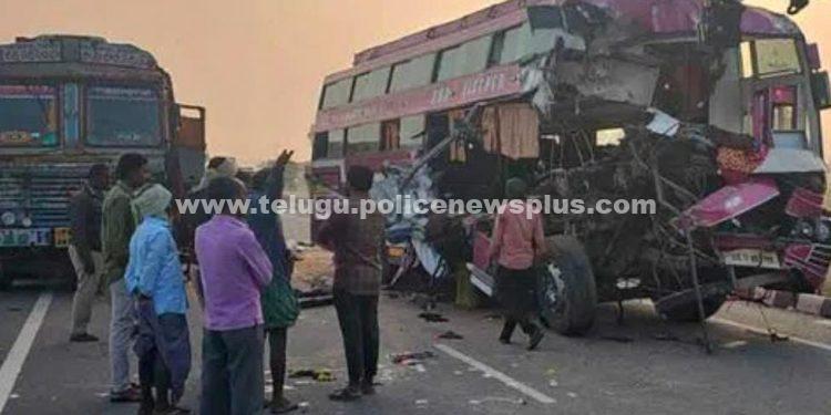 ఆగి ఉన్న ఇసుక లారీని ఢీ కొట్టిన ప్రవేట్ ట్రావెల్ బస్సు…ఐదుగురు కూలీలు మృతి..!