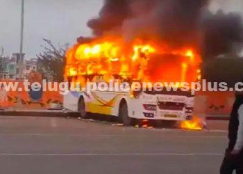 మహా కుంభమేళాకు వెళ్లి వస్తున్న తెలంగాణ బస్సుకు ప్రమాదం..!