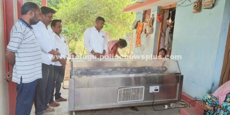 ఫీల్డ్ అసిస్టెంట్ కుటుంబానికి పరామర్షా..!