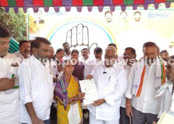 జగిత్యాల జిల్లా కేంద్రంలోని ఎమ్మెల్సీ జీవన్ రెడ్డి గారి నివాసం ఇందిరా భవన్ లో సీఎం రిలీఫ్ ఫండ్ చెక్కుల పంపిణీ కార్యక్రమంలో పాల్గొన్నారు. పట్టభద్రుల ఎమ్మెల్సీ.జీవన్ రెడ్డి గారు..!