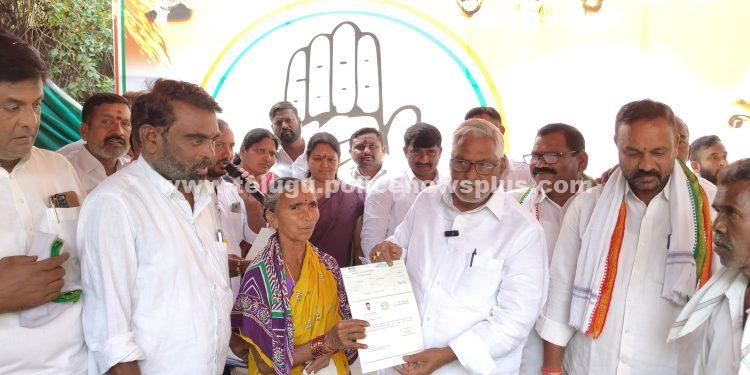 జగిత్యాల జిల్లా కేంద్రంలోని ఎమ్మెల్సీ జీవన్ రెడ్డి గారి నివాసం ఇందిరా భవన్ లో సీఎం రిలీఫ్ ఫండ్ చెక్కుల పంపిణీ కార్యక్రమంలో పాల్గొన్నారు. పట్టభద్రుల ఎమ్మెల్సీ.జీవన్ రెడ్డి గారు..!