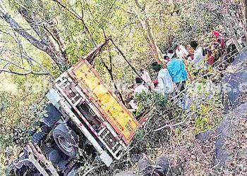 యాత్రికుల వాహనం.. లోయలోకి బోల్తా..!