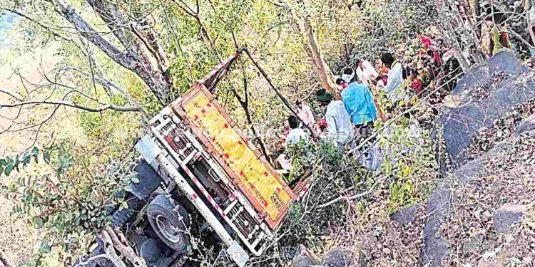 యాత్రికుల వాహనం.. లోయలోకి బోల్తా..!