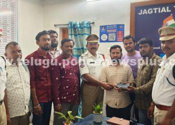 మరోసారి మానవత్వం చాటుకున్న జగిత్యాల ఆటో డ్రైవర్ సలీమ్..!