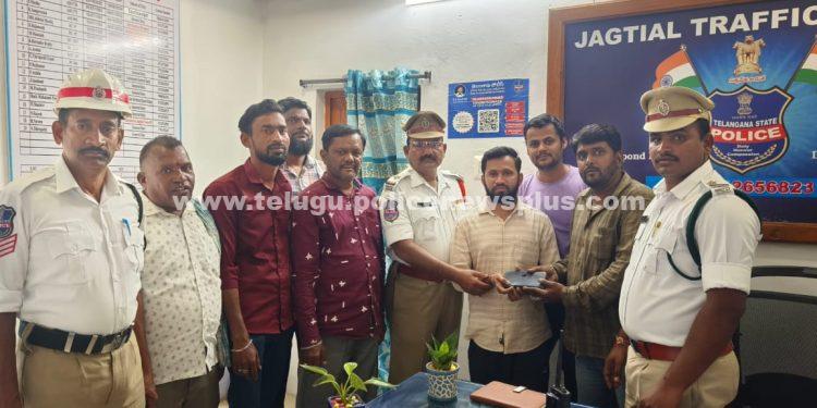 మరోసారి మానవత్వం చాటుకున్న జగిత్యాల ఆటో డ్రైవర్ సలీమ్..!