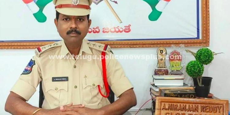 పోలీస్‌ శాఖలో విశేషమైన సేవలందించినందుకుగాను కేంద్ర ప్రభుత్వం అందించే అత్యంత ప్రతిషాత్మకమైన ఇండియన్ పోలీస్ మెడల్ కి ఎంపిక అయన మెట్ పల్లి CI నిరంజన్ రెడ్డి..!