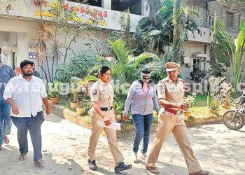 శంషాబాద్ విమానాశ్రంలో లేడీ రియల్డర్ను అదుపులోకి తీసుకున్న పోలీసులు..!