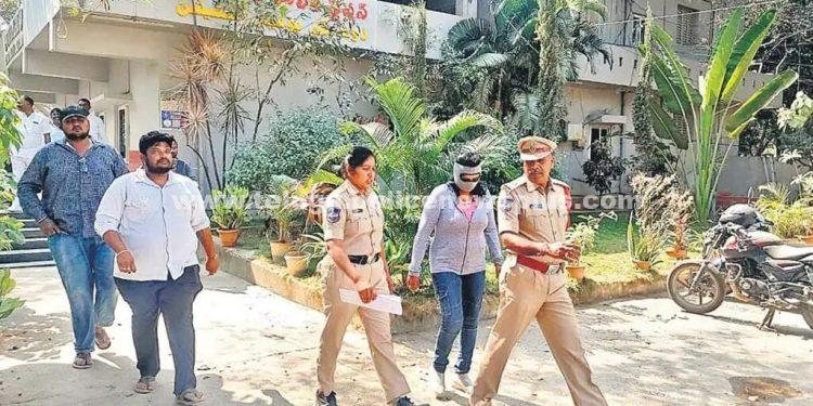 శంషాబాద్‌ విమానాశ్రంలో లేడీ రియల్డర్‌ను అదుపులోకి తీసుకున్న పోలీసులు..!