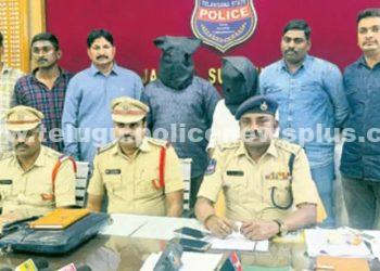 వీడియో తీసి.. రూ.8.5 లక్షలు వసూలు..!