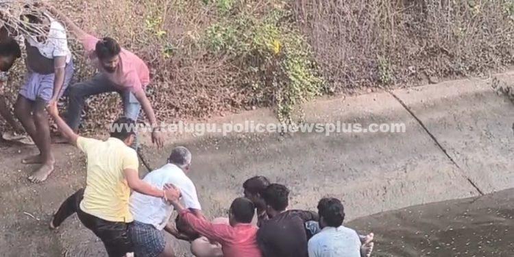 పండగ పూట విషాదం, ఈతకు వెళ్లి యువకుడు మృతి..!