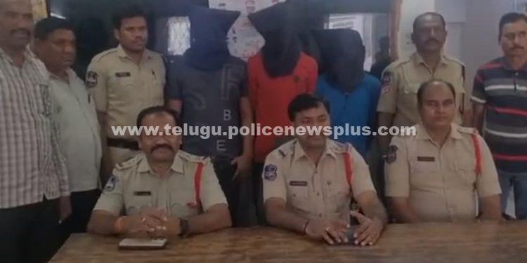 కరీంనగర్‌లో గంజాయి రవాణా – ముగ్గురు అరెస్ట్..!