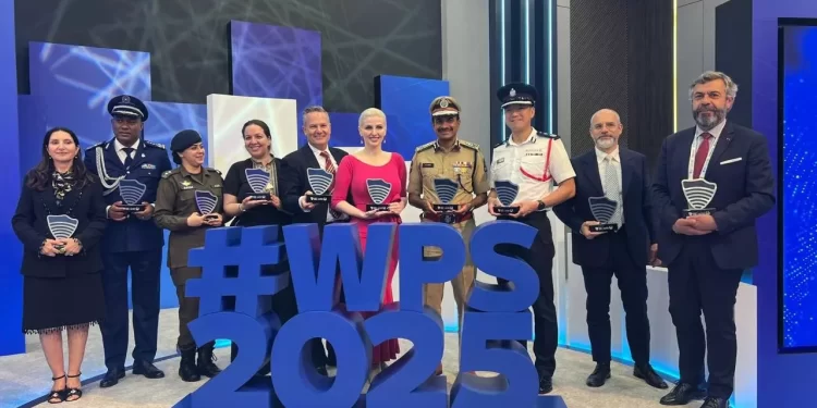 దుబాయ్ సమ్మిట్‌లో హైదరాబాద్ పోలీస్ కమిషనర్ సివి ఆనంద్‌కు గ్లోబల్ యాంటీ-నార్కోటిక్స్ అవార్డుతో సత్కారం