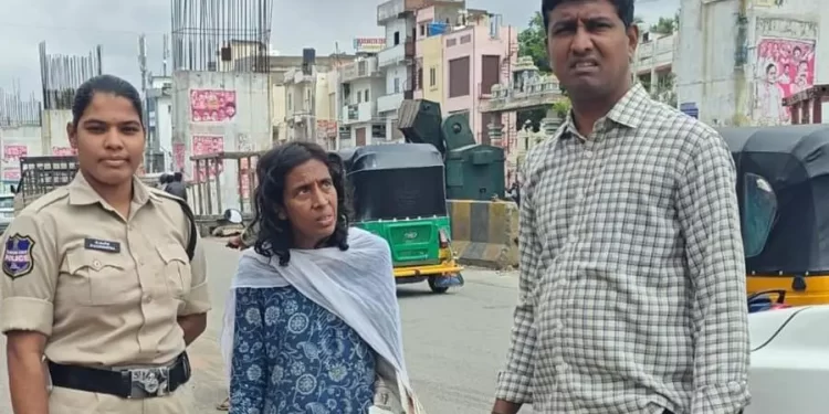 హైదరాబాద్‌లో నిరాశ్రయులైన మహిళను రాచకొండ పోలీస్ కమిషనర్ రక్షించారు