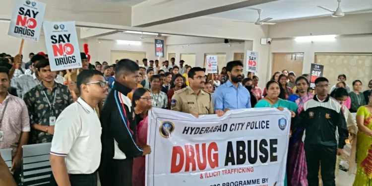 హైదరాబాద్‌లోని కేశవ్ మెమోరియల్‌లో మాదకద్రవ్యాల వ్యతిరేక అవగాహన కార్యక్రమం