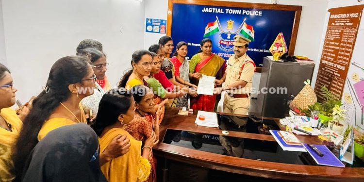 తీన్మార్ మల్లన్న ఒక ప్రజాస్వామ్య పదవిలో ఉన్నావు నోరు  జాగ్రత్తగా పెట్టుకో..!