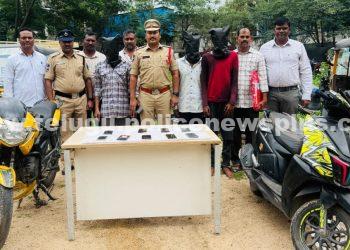 జీడిమెట్ల పోలీసులు కుంభకోణం చేసిన మొబైల్ స్నాచింగ్ ముఠాను ఛేదించారు