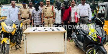 జీడిమెట్ల పోలీసులు కుంభకోణం చేసిన మొబైల్ స్నాచింగ్ ముఠాను ఛేదించారు