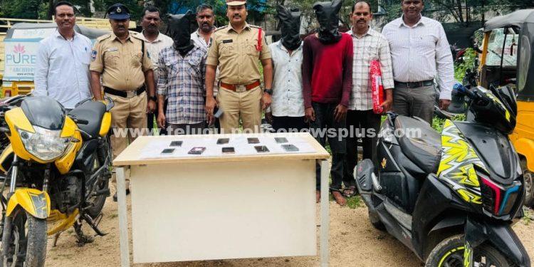 జీడిమెట్ల పోలీసులు కుంభకోణం చేసిన మొబైల్ స్నాచింగ్ ముఠాను ఛేదించారు