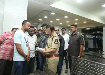 హైదరాబాద్ సీపీ అర్థరాత్రి పహారా మరియు ఆకస్మిక తనిఖీలు నిర్వహించారు – రాత్రి భద్రతను మరింత బలోపేతం చేశారు