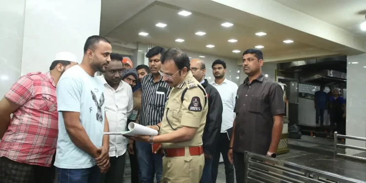 హైదరాబాద్ సీపీ అర్థరాత్రి పహారా మరియు ఆకస్మిక తనిఖీలు నిర్వహించారు – రాత్రి భద్రతను మరింత బలోపేతం చేశారు