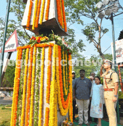 తెలంగాణ అమరవీరుల త్యాగాలకు కమిషనర్ నివాళులర్పించారు