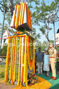 తెలంగాణ అమరవీరుల త్యాగాలకు కమిషనర్ నివాళులర్పించారు