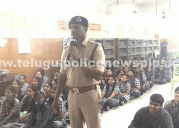 రోడ్డు భద్రతపై విద్యార్థులకు అవగాహన కల్పించడం