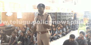 రోడ్డు భద్రతపై విద్యార్థులకు అవగాహన కల్పించడం