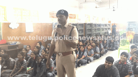 రోడ్డు భద్రతపై విద్యార్థులకు అవగాహన కల్పించడం