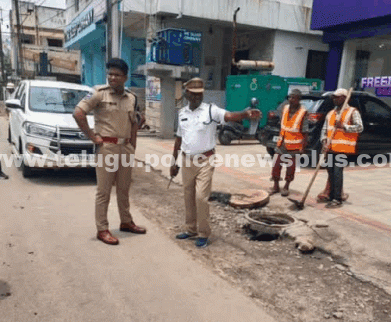 వర్షాల కారణంగా దెబ్బతిన్న ట్రాఫిక్ను డీసీపీ తనిఖీ చేశారు
