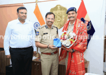 హైదరాబాద్ పోలీసు అధికారులకు సేవా పతకాలు
