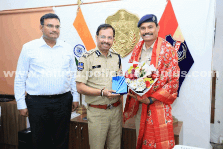 హైదరాబాద్ పోలీసు అధికారులకు సేవా పతకాలు