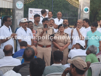 కేబీఆర్ వాకర్స్తో హైదరాబాద్ ట్రాఫిక్ పోలీసులు సంభాషణ