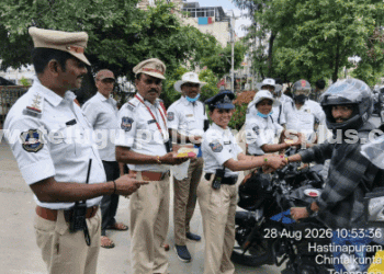 రాఖీతో రోడ్డు భద్రతపై అవగాహన మల్కాజిగిరి ట్రాఫిక్ పోలీసుల వినూత్న కార్యక్రమం