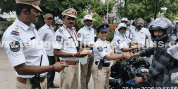 రాఖీతో రోడ్డు భద్రతపై అవగాహన మల్కాజిగిరి ట్రాఫిక్ పోలీసుల వినూత్న కార్యక్రమం