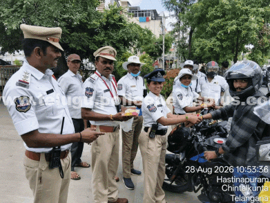 రాఖీతో రోడ్డు భద్రతపై అవగాహన మల్కాజిగిరి ట్రాఫిక్ పోలీసుల వినూత్న కార్యక్రమం