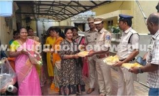 వనస్థలిపురంలో మహిళలకు పోలీసుల భరోసా