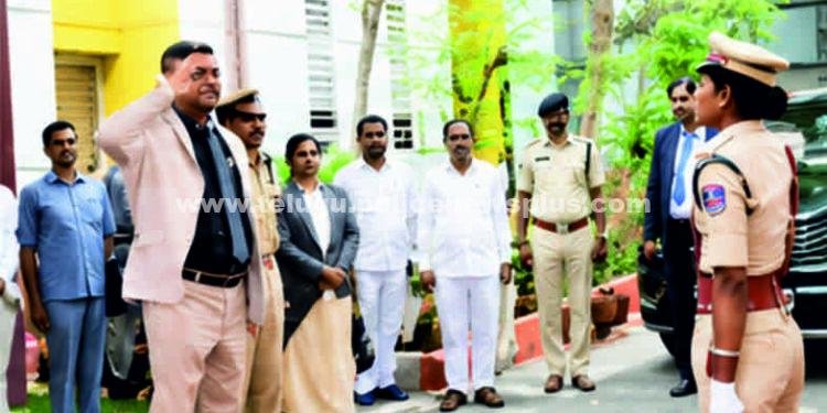 హైకోర్టు న్యాయమూర్తి ప్రశంసలు.. ఎస్‌ఐ రేహానా బృందానికి సీపీ సన్మానం