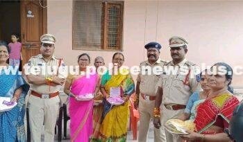 సహచరీలతో ఆత్మీయంగా ఎల్బీనగర్ పోలీసుల రక్షాబంధన్ వేడుకలు