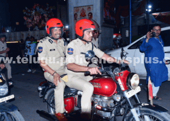 గణేశ్‌ శోభాయాత్ర మార్గాలను బైక్‌పై పరిశీలించిన హైదరాబాద్‌ సీపీ సజ్జనార్