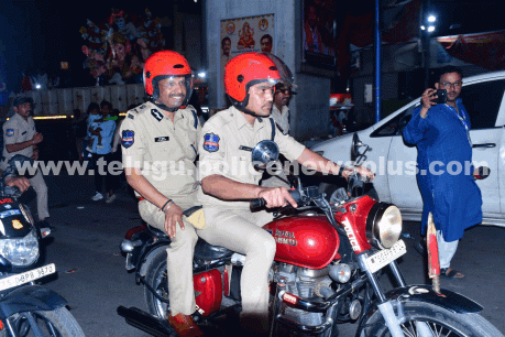 గణేశ్ శోభాయాత్ర మార్గాలను బైక్పై పరిశీలించిన హైదరాబాద్ సీపీ సజ్జనార్