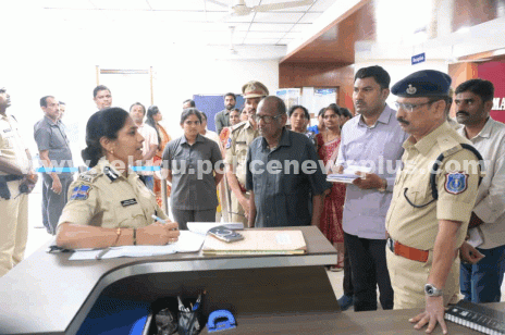 పిటిషనర్ల సమస్యలపై సీపీ సుమతి నేరుగా ఆరా
