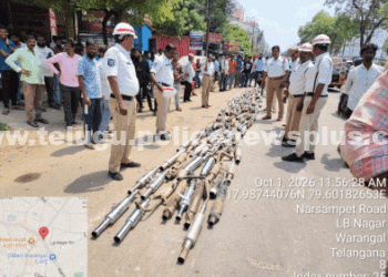 శబ్ద కాలుష్యానికి కారణమయ్యే 350 మార్పు చేసిన సైలెన్సర్లను రోడ్డు రోలర్‌తో ధ్వంసం చేసిన ట్రాఫిక్ పోలీసులు
