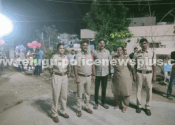 బతుకమ్మ వేడుకలను పర్యవేక్షిస్తున్న CI రవి కుమార్; మహిళల భద్రతకు భరోసా