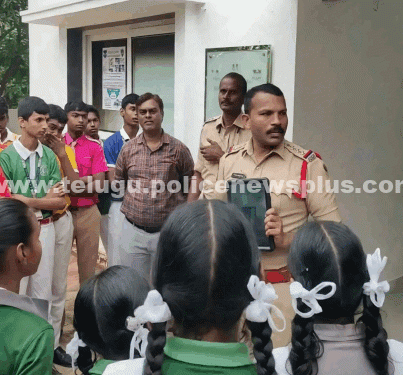 హసన్‌పర్తి పోలీసులు అమరవీరులకు నివాళులర్పించి, విద్యార్థులకు అవగాహన కల్పించారు