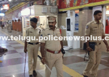 వరంగల్ పోలీసులు రాత్రిపూట భద్రతా తనిఖీలు నిర్వహించారు